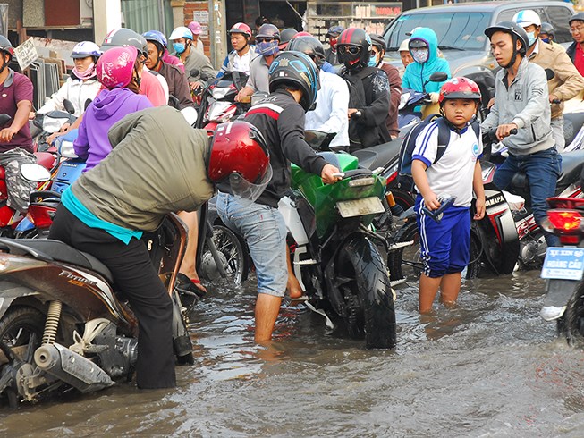 Dân[-]bức[-]xúc[-]ngập[-]nước[-]mà[-]lại[-]nói[-]"tụ[-]nước"